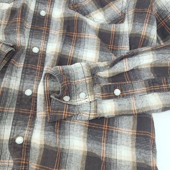 Ditch Plains Plaid Flannel shirt with Pearl like Buttons - Picture 5 of 9